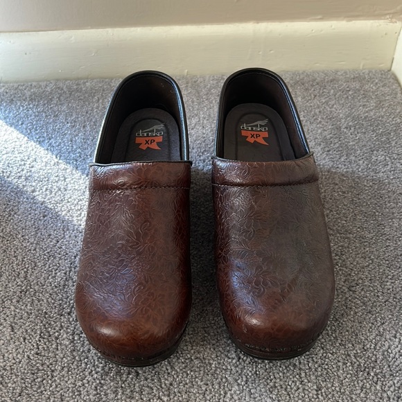 Women’s size 11 Dansko clogs - Picture 2 of 7